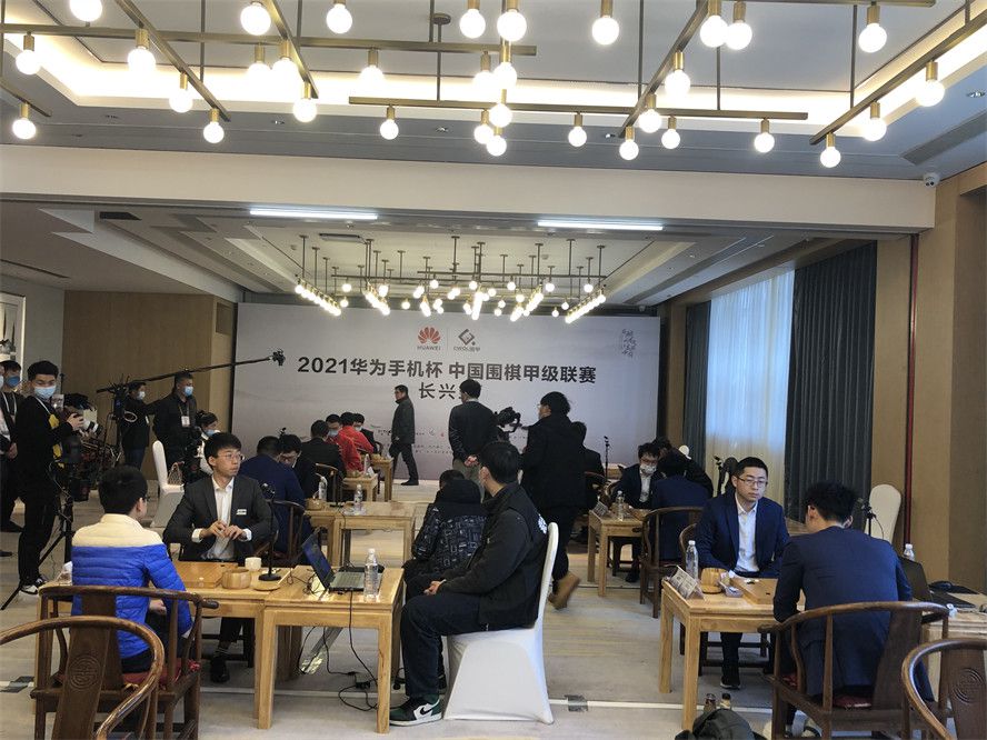 而林超贤导演则用自己多年来的团队合作经验将难关一一打破，吸纳中外两方优秀电影人，独创适合本土又与西方相融合的工作方式，让拍摄难度大大减少，从而拍摄效率加倍